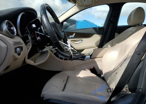 2017 Mercedes-Benz C 300 z USA, uszkodzony, nr VIN 55SWF4JB3HU190792